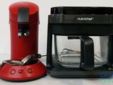 une cafetière rouge à côté d'une cafetière rouge
