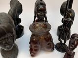 de nombreuses statues africaines posées sur une surface blanche