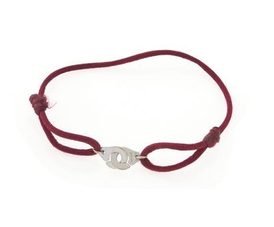 un bracelet en cordon rouge muni d'un fermoir en argent, sur fond blanc