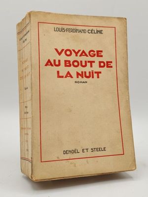 un vieux livre posé sur une table à côté d'un mur blanc