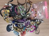 une pile de bijoux assortis sur une table