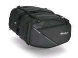 un sac noir posé sur un fond blanc