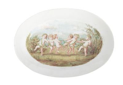 une assiette sur laquelle est représenté un groupe de chérensils
