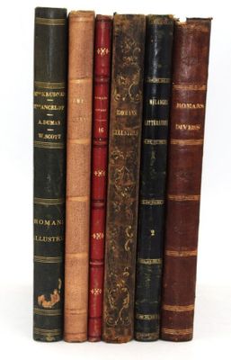 plusieurs vieux livres sont alignés sur une surface blanche