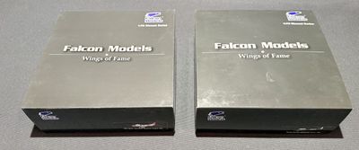 deux boîtes de maquettes Falcon posées côte à côte sur une table
