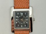 gros plan d'une montre-bracelet à cadran noir
