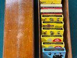 une boîte en bois contenant un paquet de cigarettes