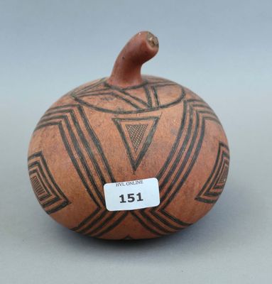 un gros plan d'un petit vase orné d'un motif