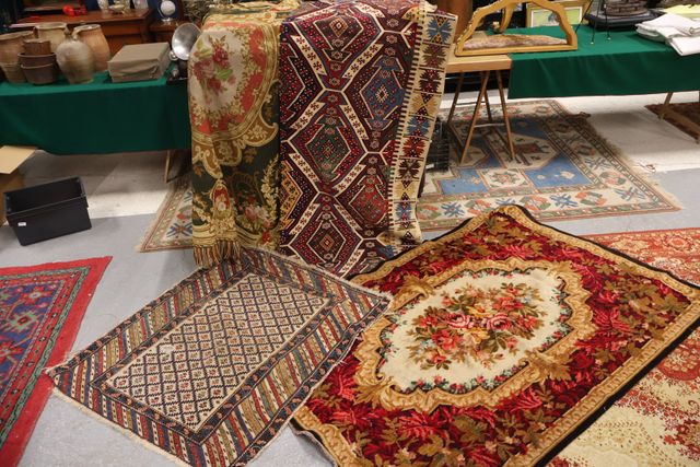 Deux tapis de table, un tapis Kilim, et une galerie. Trous, resta...
