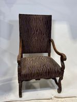 Fauteuil en bois mouluré et sculpté, les accotoirs feuillagé…
