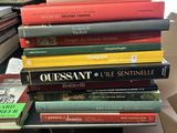 plusieurs livres sont empilés sur une table