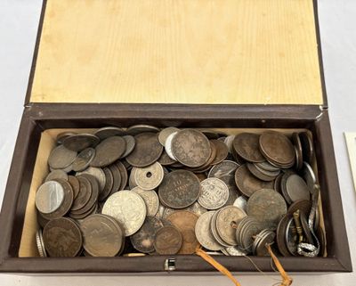 une boîte remplie de pièces de monnaie posée sur une table