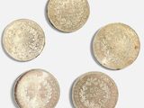 quatre types différents de pièces d'or sur une surface blanche