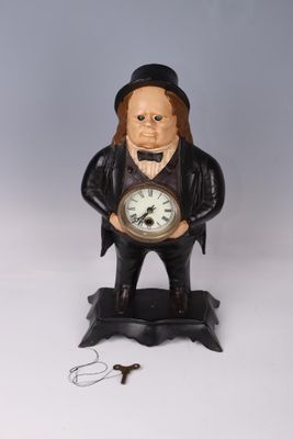une statue représentant un homme tenant une horloge à la main