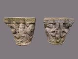 paire de corbeilles en pierre sculptée ornées de figures sur les côtés