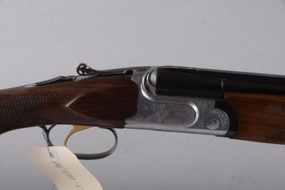 un vieux pistolet muni d'une étiquette, posé sur une table