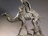 statue en bronze représentant un homme à dos de chameau accompagné d'un chien
