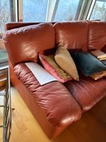 Deux canapés l'un en cuir terracota, l'autre en tissu beige (photo 6)
