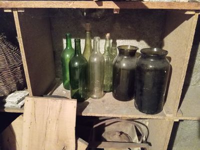 une étagère avec des bouteilles et un panier posé dessus
