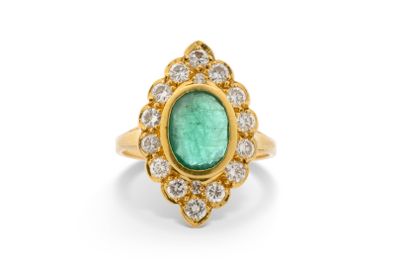 une bague à grappes d'émeraudes et de diamants