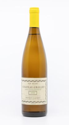 gros plan d'une bouteille de vin sur fond blanc