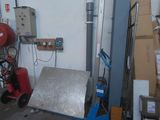 une pièce où se trouvent de nombreux cartons et une machine