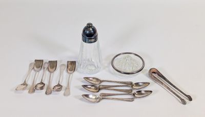 beaucoup de cuillères, de fourchettes et une salière