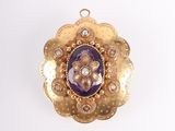 une image représentant un pendentif en or et améthore, orné d'une pierre violette en son centre