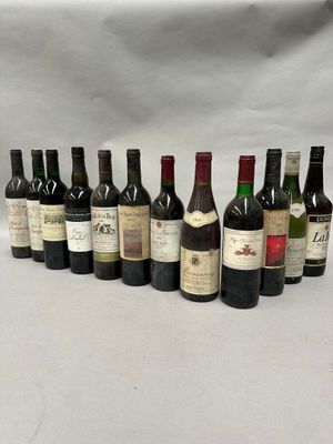 plusieurs bouteilles de vin sont alignées sur une table