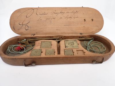 une vieille valise remplie de toutes sortes d'objets