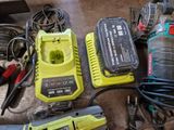 de nombreux outils posés sur une table