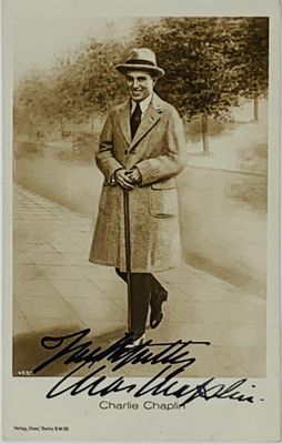 une vieille photo d'un homme en manteau et chapeau