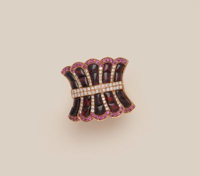 une broche en émail et diamants, signée Van Cleef