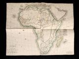 une vieille carte de l'Afrique dessinée sur un morceau de papier, sur fond noir