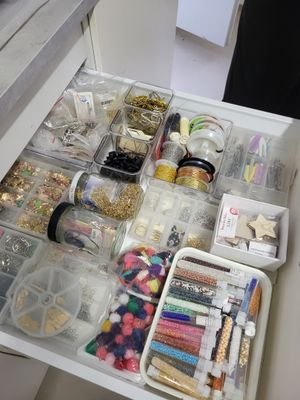 un tiroir rempli d'une multitude de fournitures de loisirs créatifs