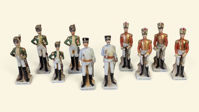 de nombreuses figurines représentant des hommes en uniforme militaire