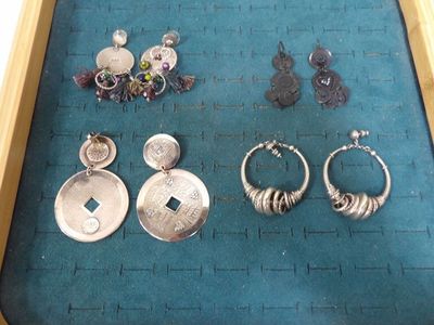 de nombreux bijoux en argent exposés dans une vitrine
