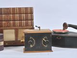trois types différents de radios d'époque et d'autres objets