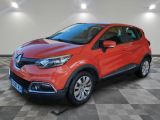 une Renault C-Cross rouge garée dans un garage