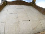 un banc en bois dont l'assise est en tissu