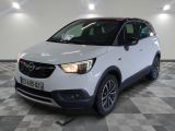 L'Opel blanche est garée dans une pièce au sol carrelé en damier.