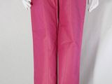 Le mannequin porte un pantalon rose et un haut blanc.