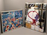 deux tableaux exposés sur une étagère dans une pièce