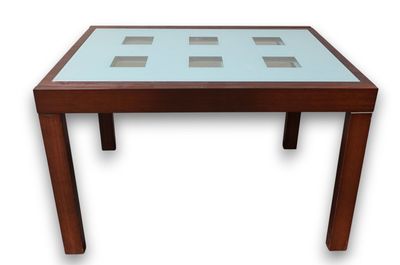 gros plan d'une table avec un plateau en verre sur fond blanc