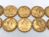 un tas de pièces d'or posé sur une surface blanche