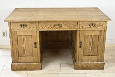 un bureau en bois surmonté de deux tiroirs
