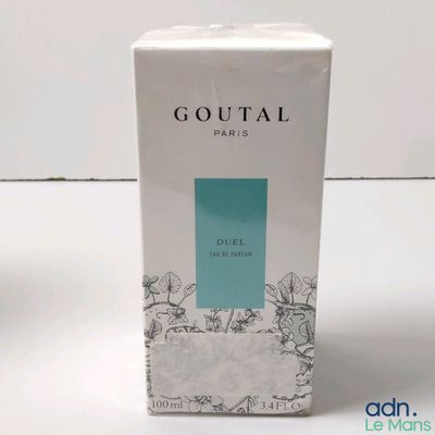 une photo d'un coffret de parfum posé sur une table