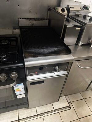 une cuisine équipée d'une cuisinière, d'un four, d'un évier et d'un lave-vaisselle
