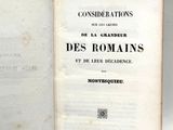 un livre sur lequel est collée une étiquette portant la mention « des romans »