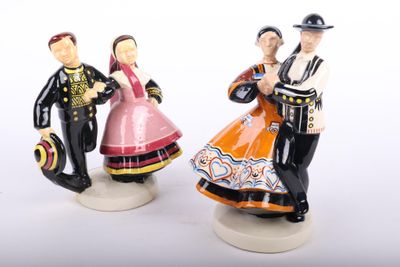trois figurines représentant un homme et une femme vêtus de costumes traditionnels